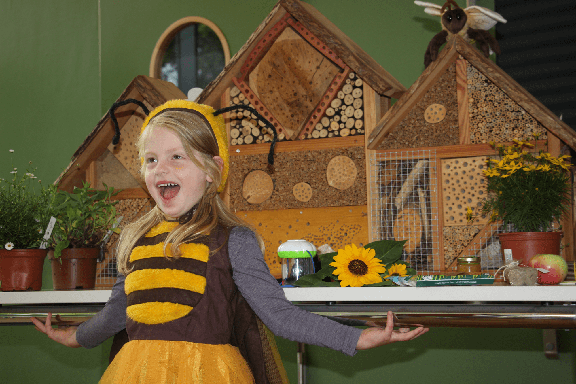 Kind im Bienenkostüm bei Veranstaltung der Kinderuni Neustadt